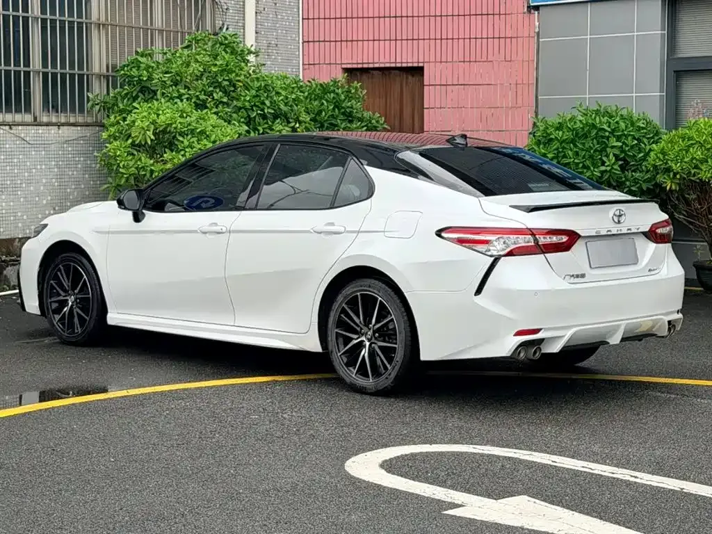 Toyota Camry — фото 3