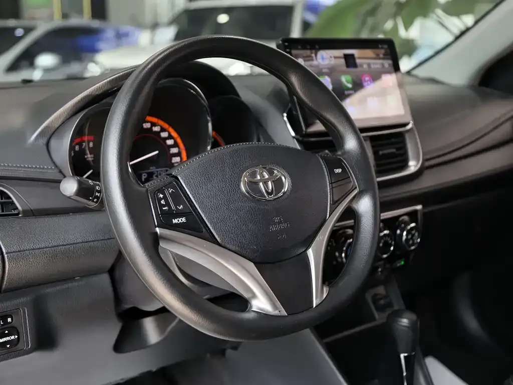 Toyota Yaris L — фото 9