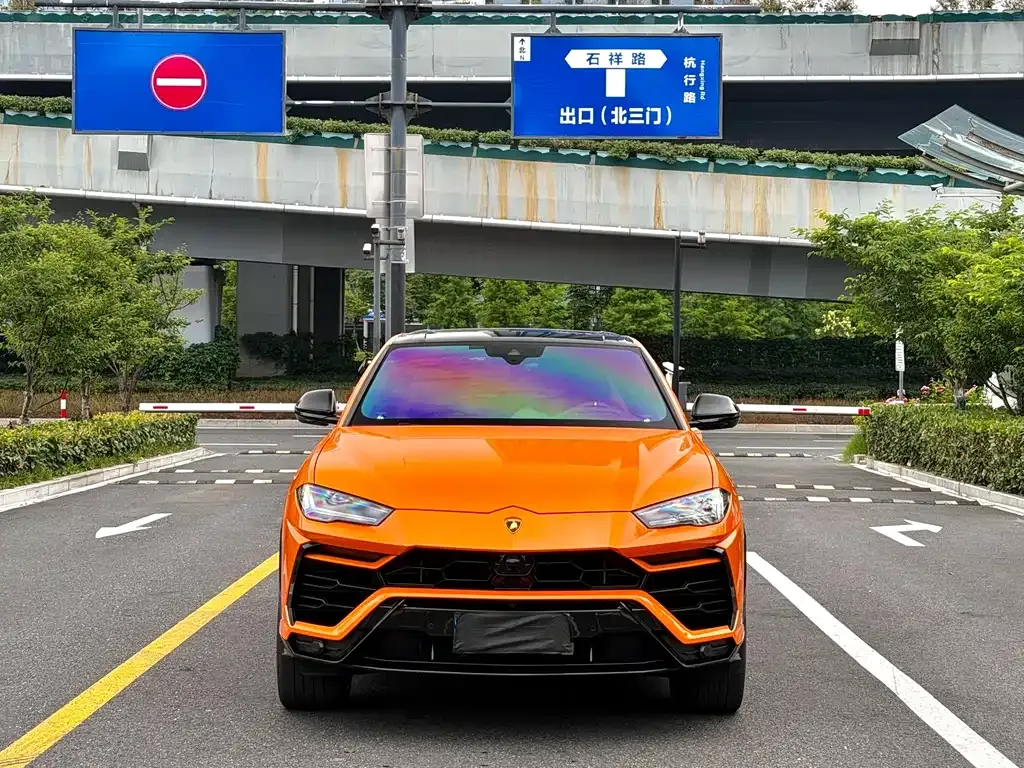 Lamborghini Urus — фото 1
