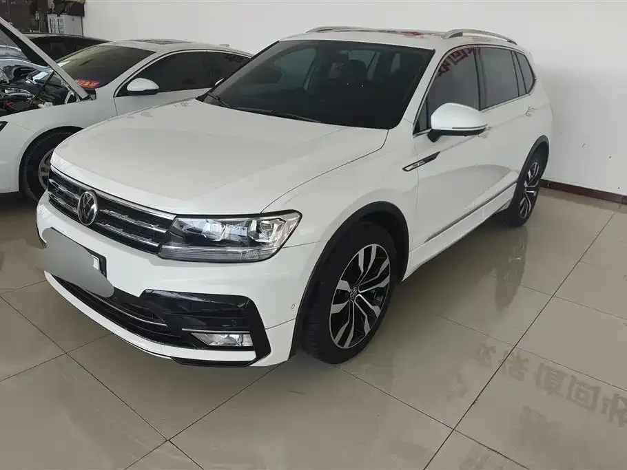 Volkswagen Tiguan L — фото 1