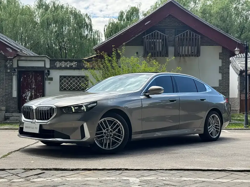 BMW 5 Series — фото 1
