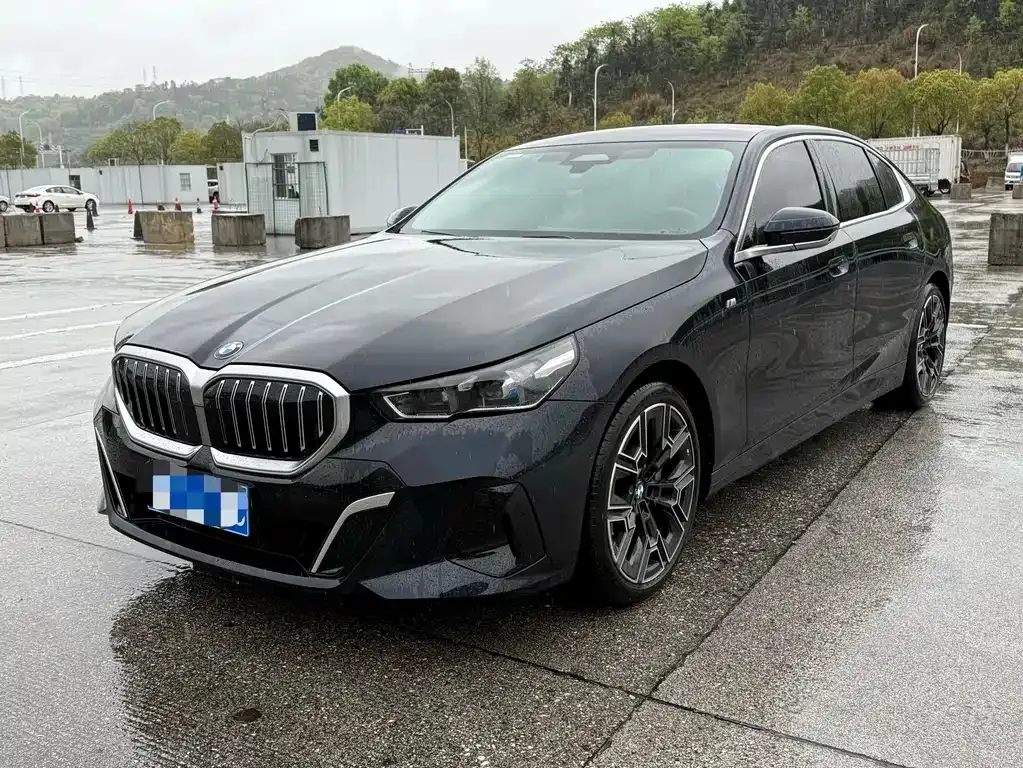 BMW 5 Series — фото 1