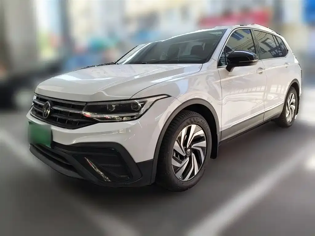 Volkswagen Tiguan L — фото 1