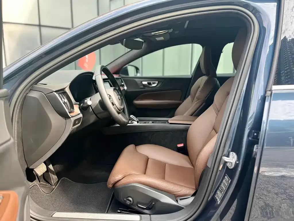 Volvo V60 2023 из CN, фото 2