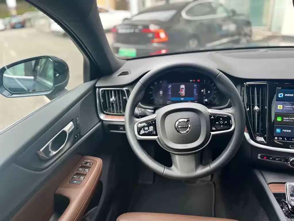 Volvo V60 2023 из CN, фото 3