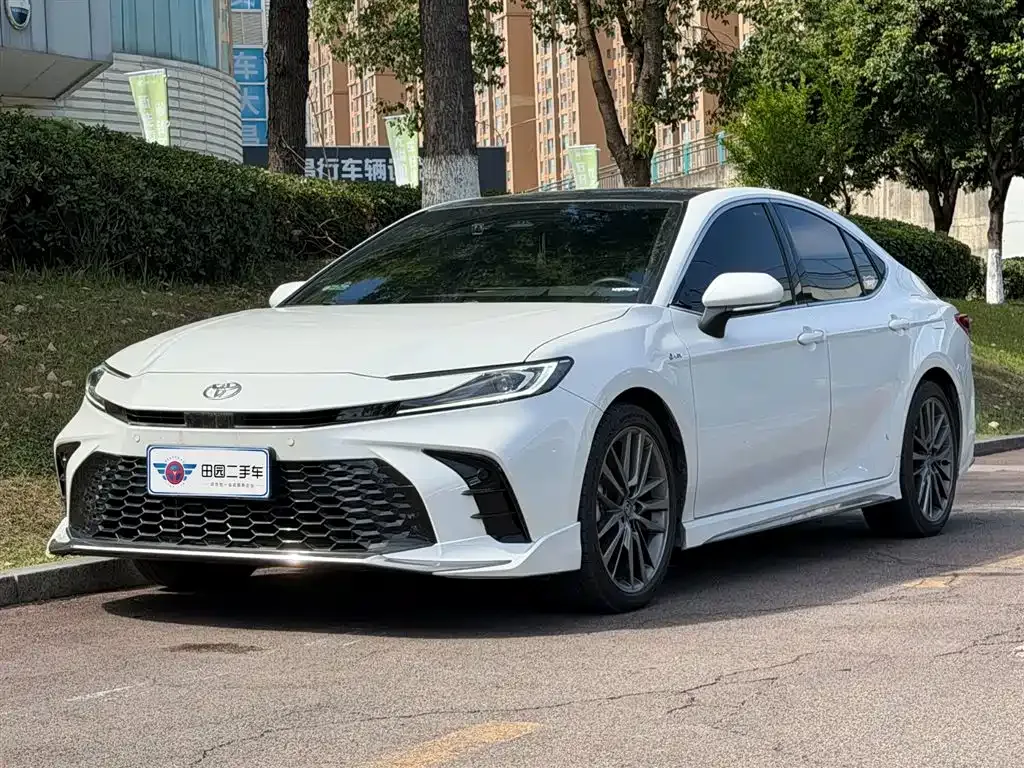 Toyota Camry — фото 1