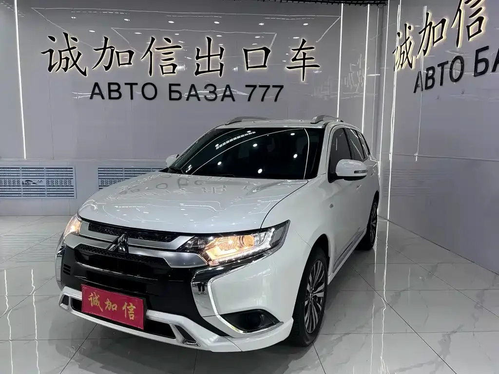 Mitsubishi Outlander — фото 1
