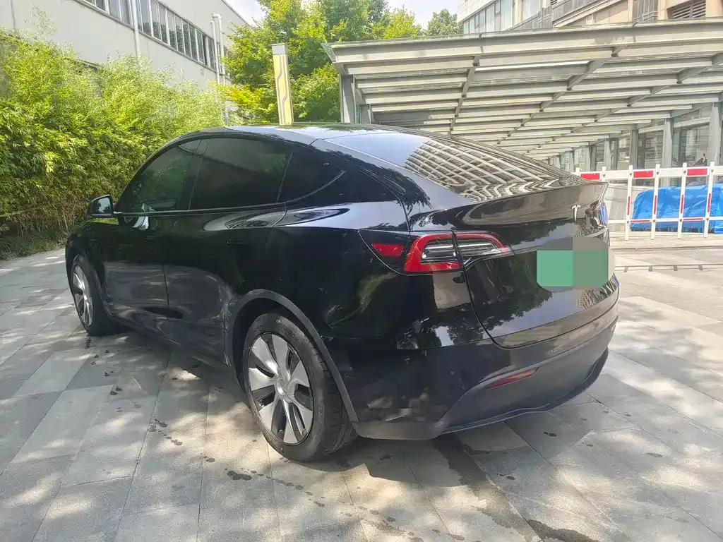 Tesla Model Y — фото 8