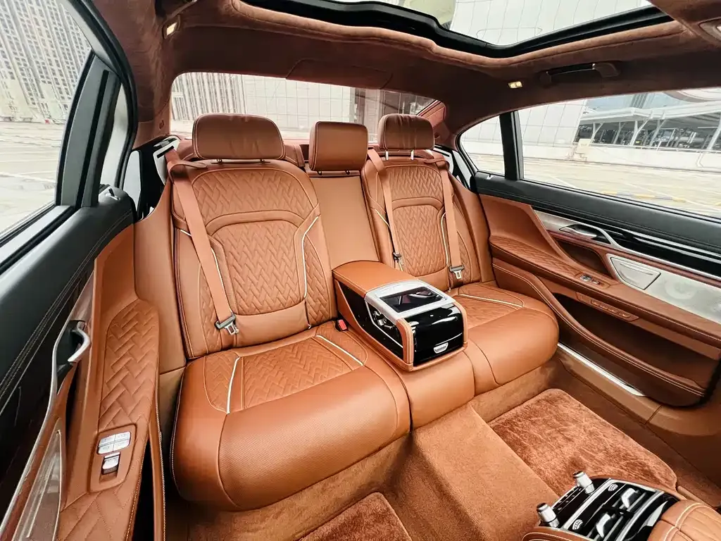 BMW 7 Series — фото 10