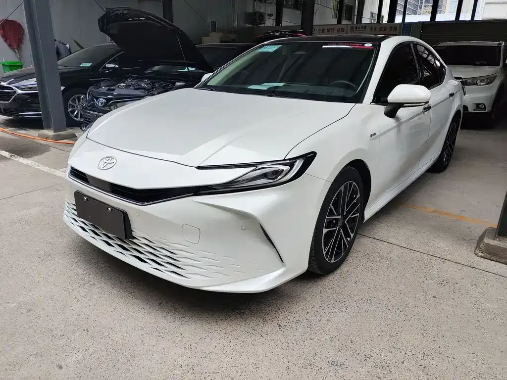 Toyota Camry — фото 1