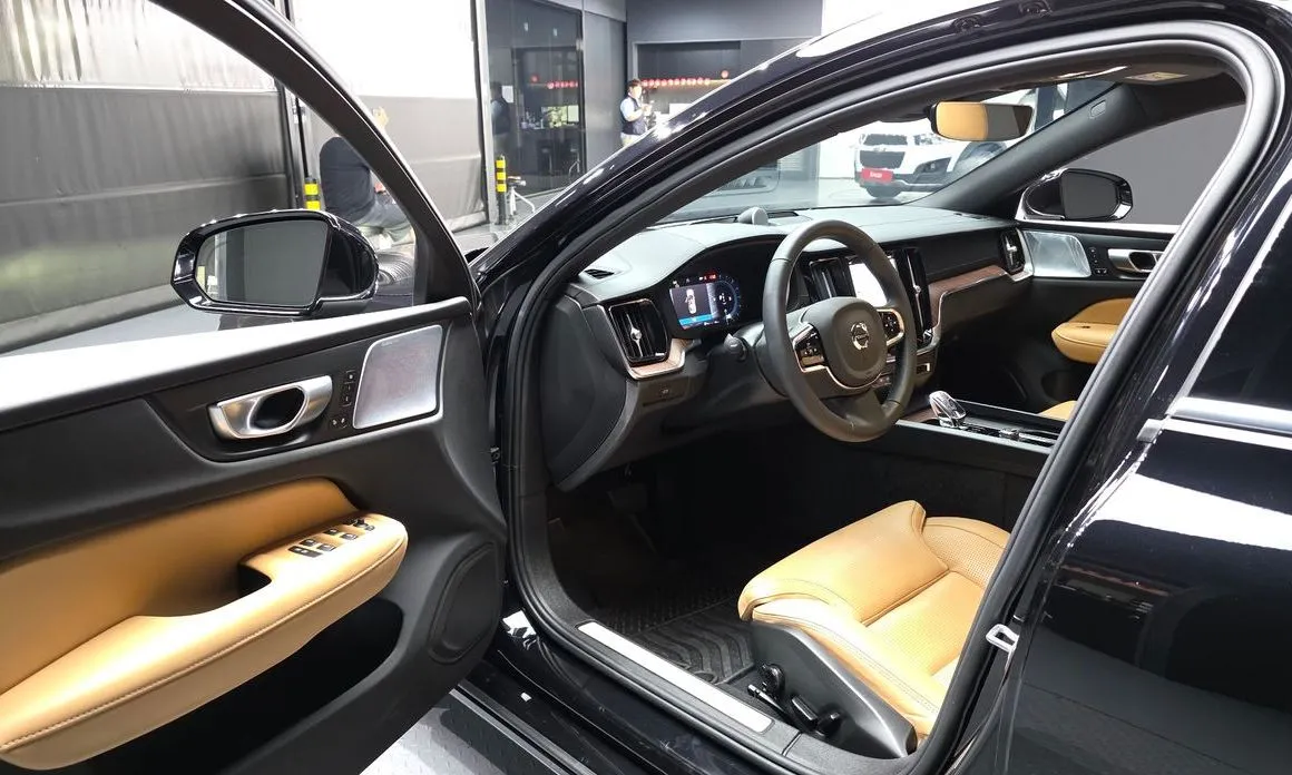 Volvo S60 2024 из KR, фото 8