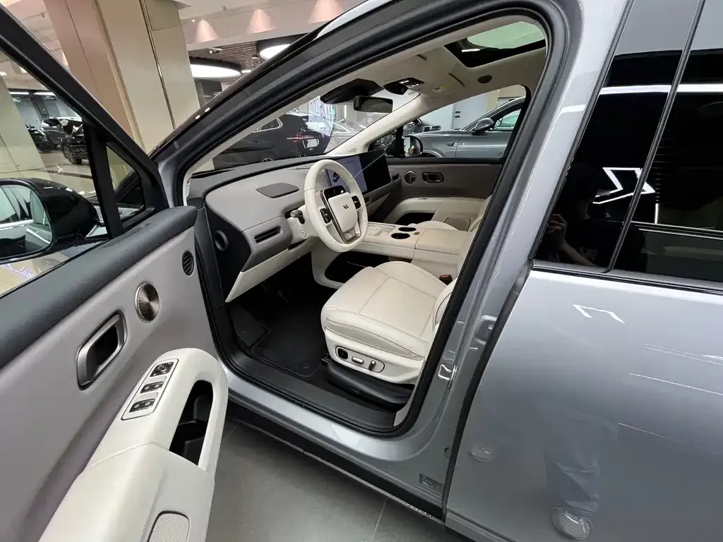 Li Auto i8 — фото 2