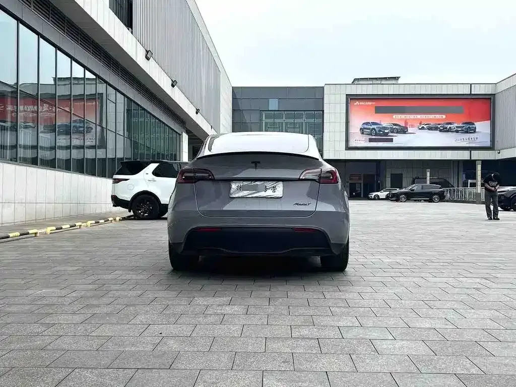 Tesla Model Y — фото 10