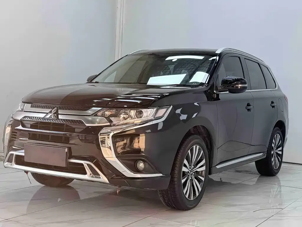 Mitsubishi Outlander — фото 1