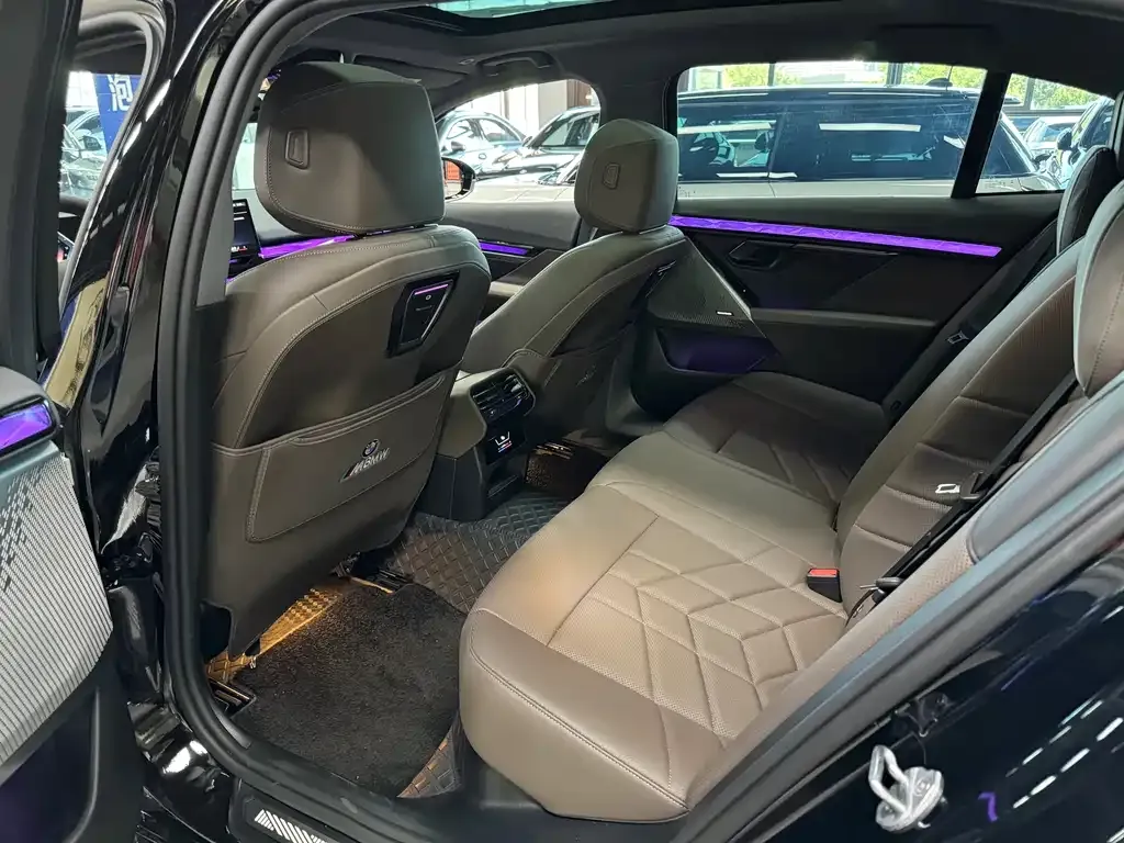 BMW 5 Series 2025 из CN, фото 8