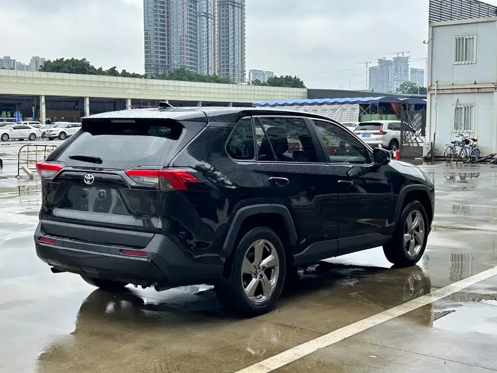 Toyota RAV4 2023 из CN, фото 2