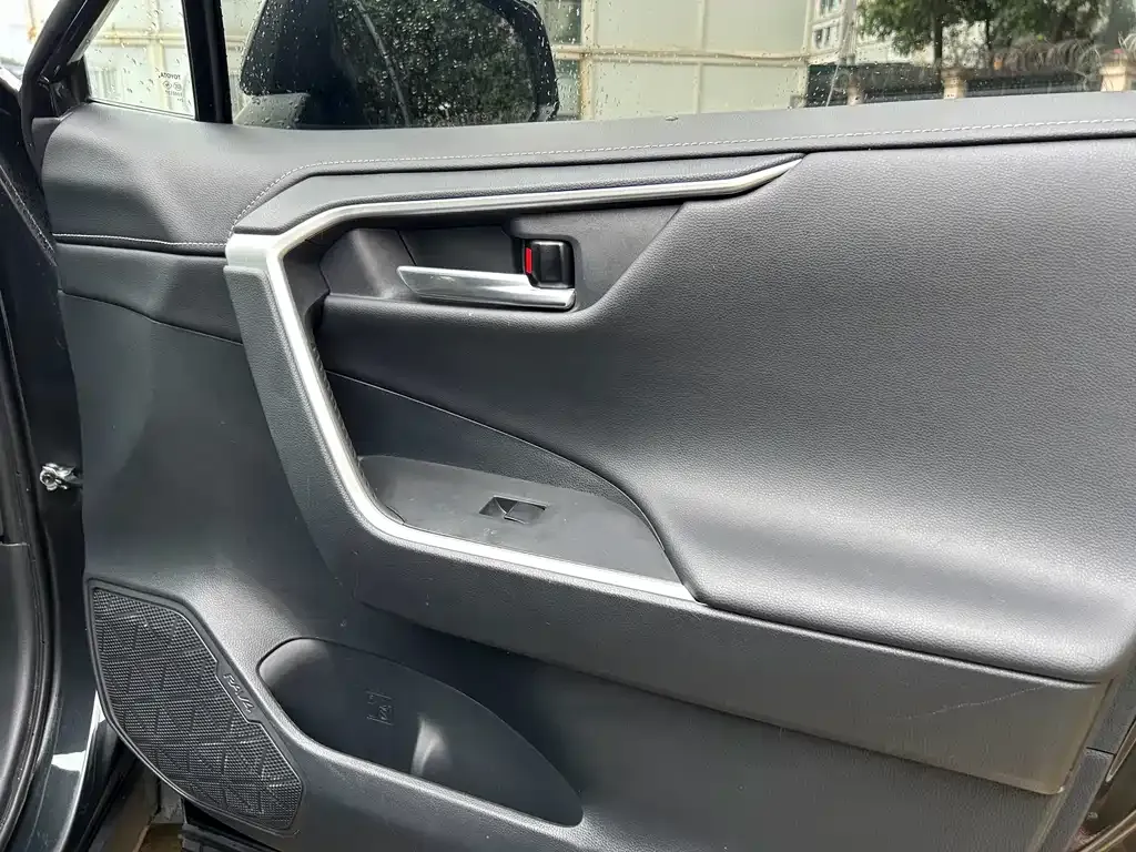 Toyota RAV4 2023 из CN, фото 4