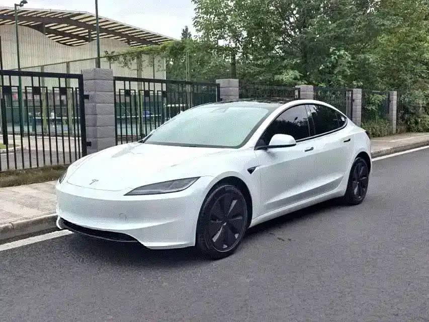 Tesla Model 3 — фото 1