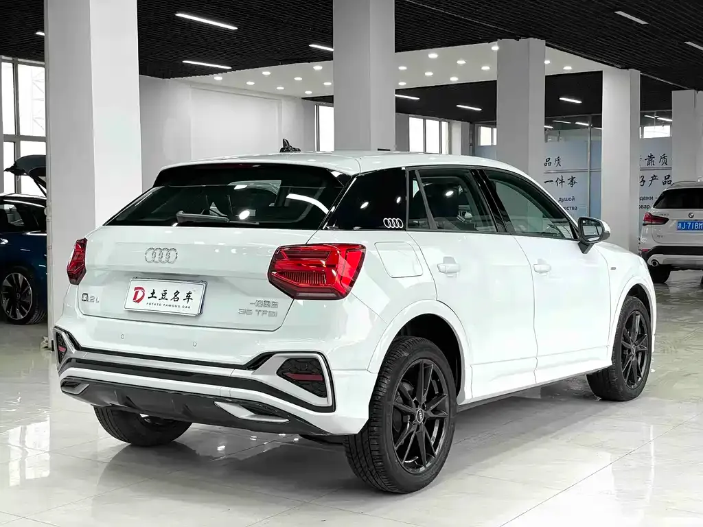 Audi Q2L — фото 9