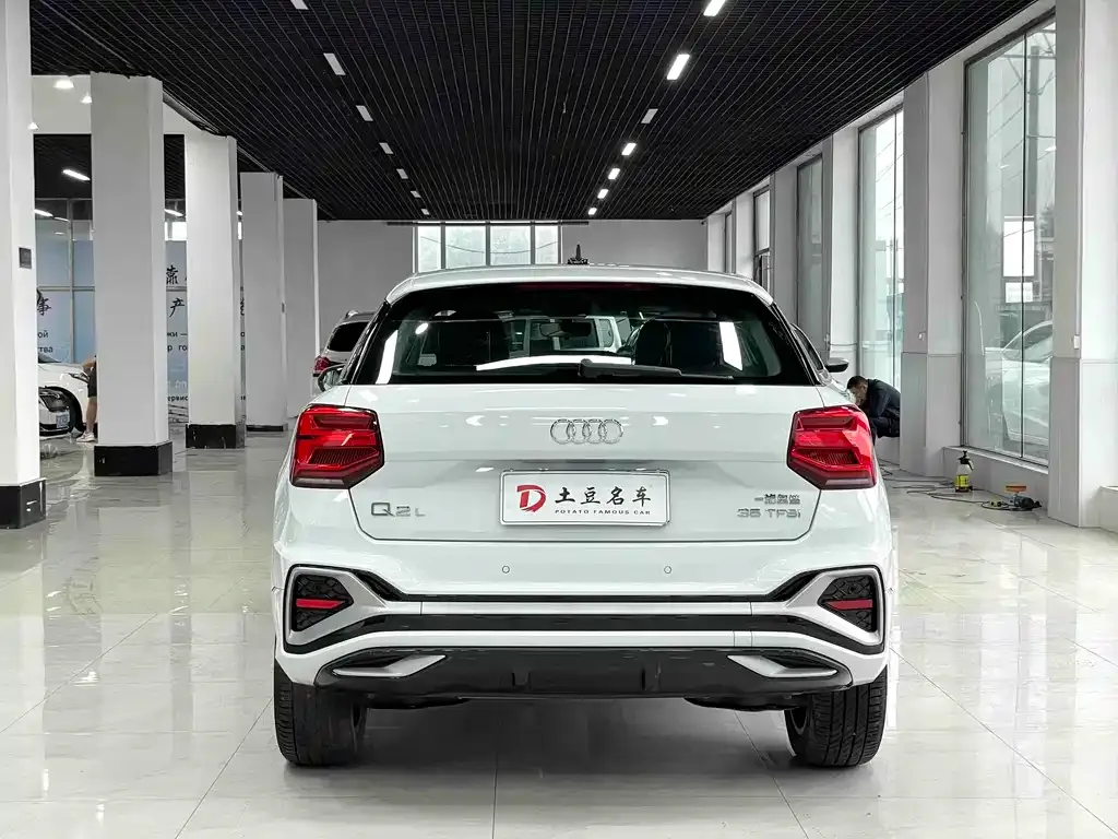 Audi Q2L — фото 8