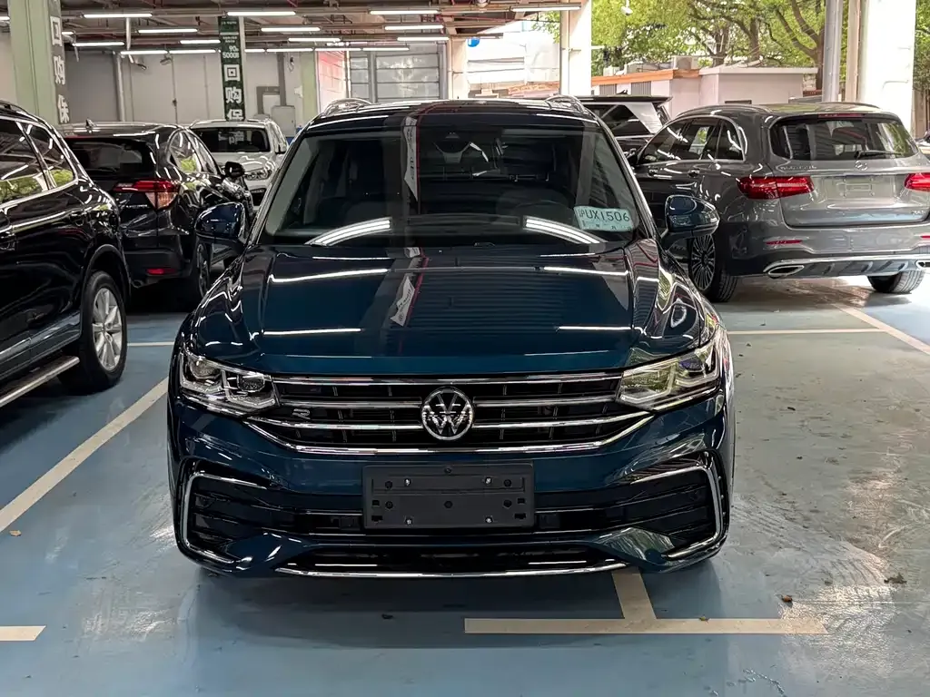 Volkswagen Tiguan L — фото 1