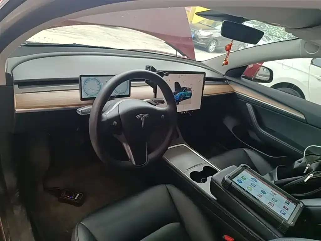 Tesla Model 3 — фото 9