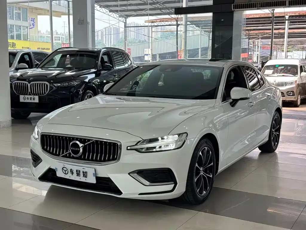 Volvo S60 — фото 1