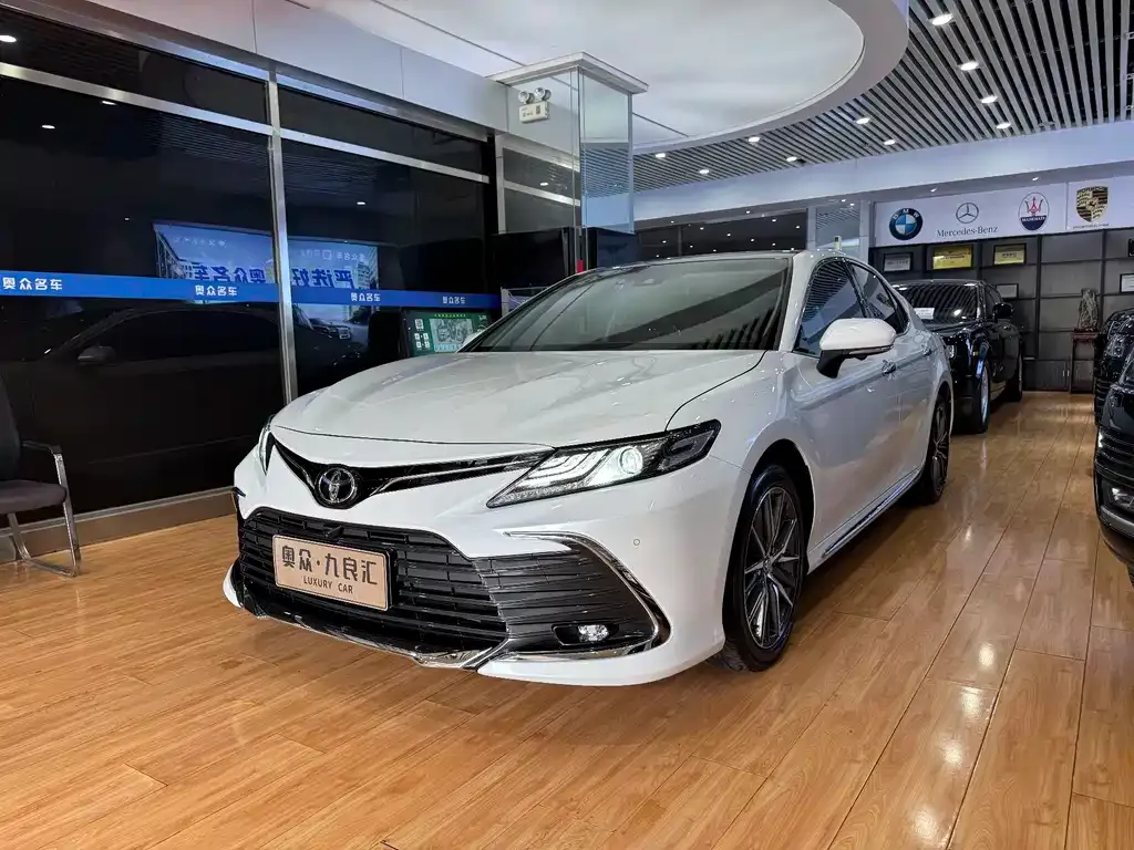 Toyota Camry — фото 1