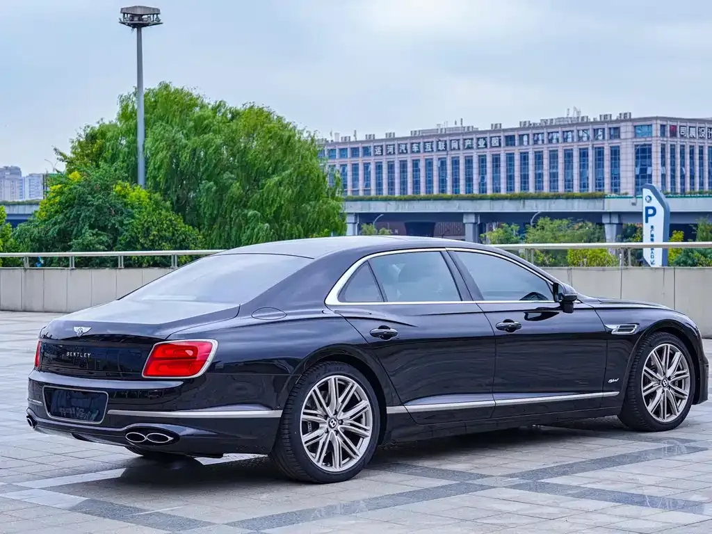 Bentley Flying Spur PHEV — фото 3