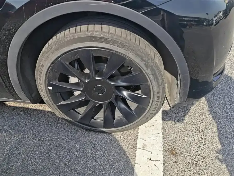 Tesla Model Y — фото 8
