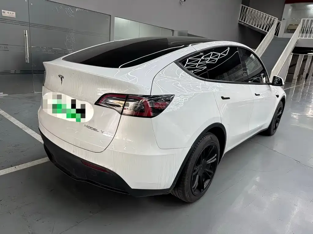 Tesla Model Y — фото 10