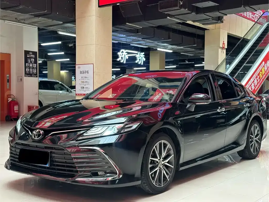 Toyota Camry — фото 1