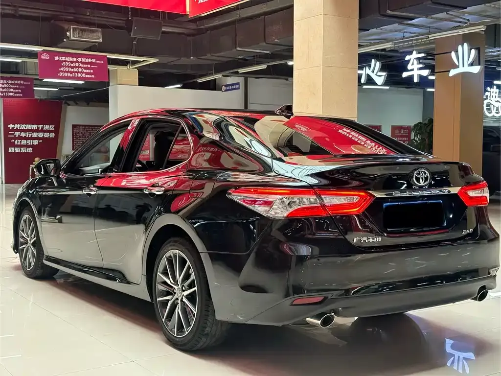 Toyota Camry — фото 5