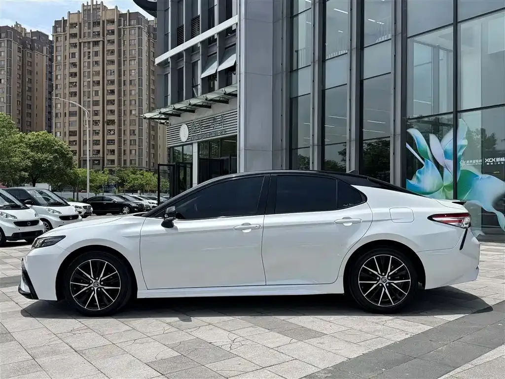 Toyota Camry — фото 2