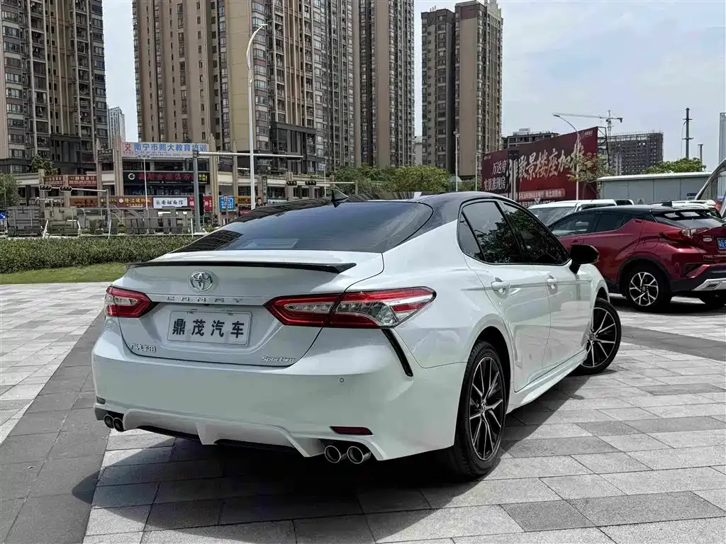 Toyota Camry — фото 5
