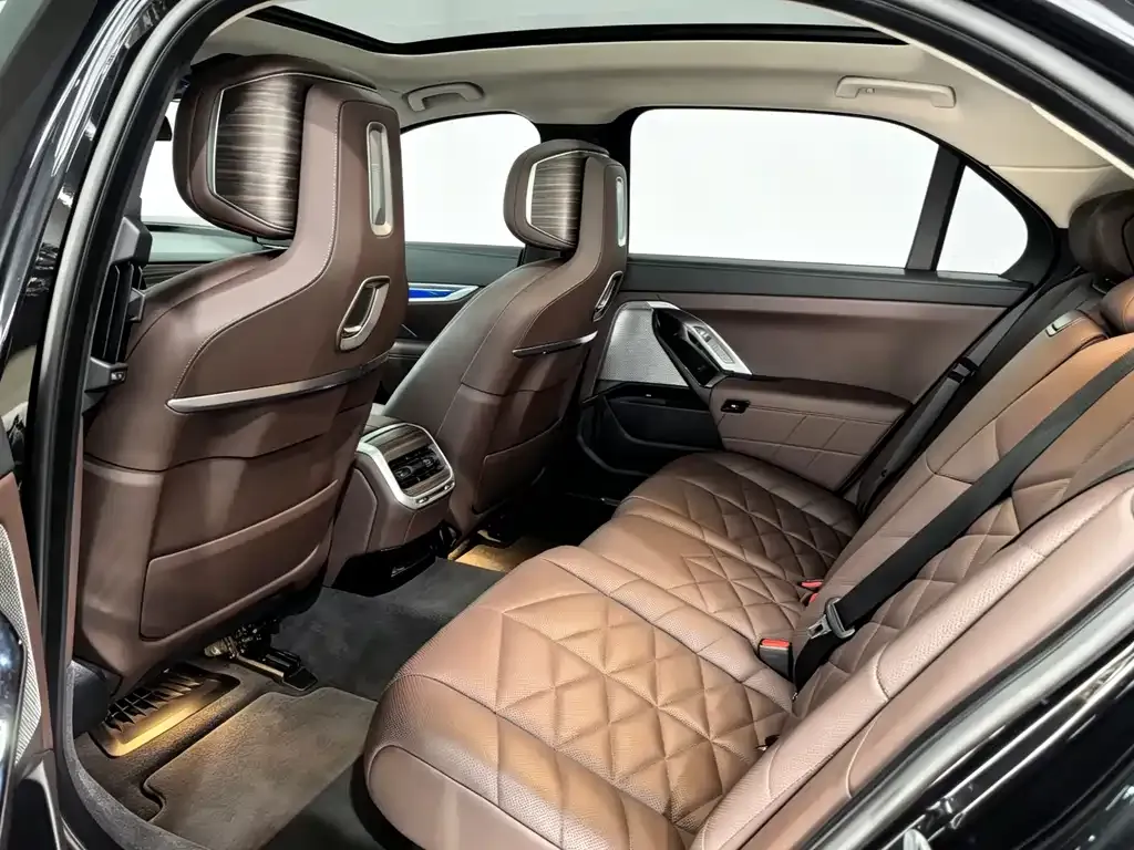 BMW 7 Series 2023 из CN, фото 10