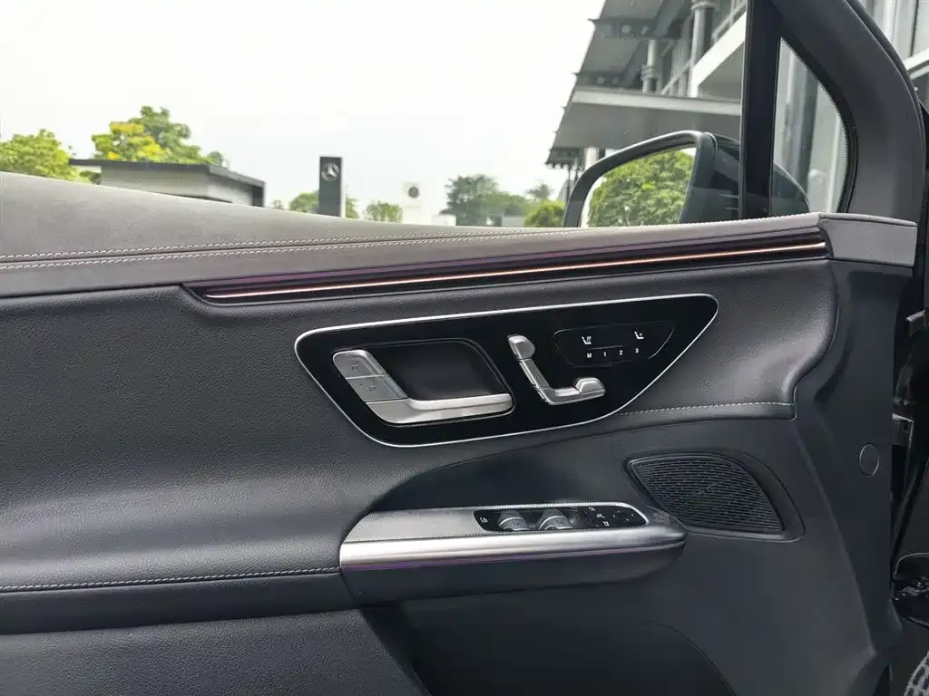 Mercedes-Benz EQE SUV — фото 9