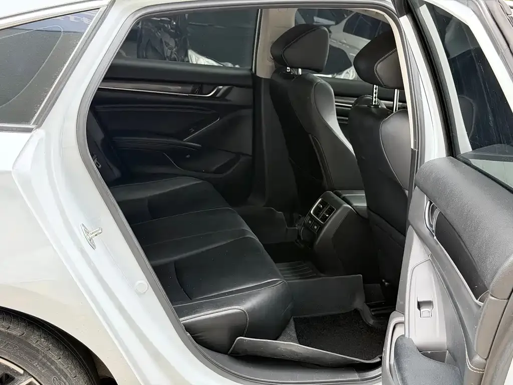 Honda Accord — фото 10