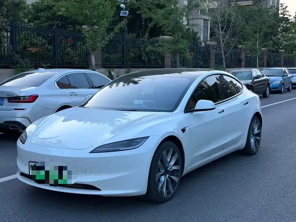 Tesla Model 3 — фото 1