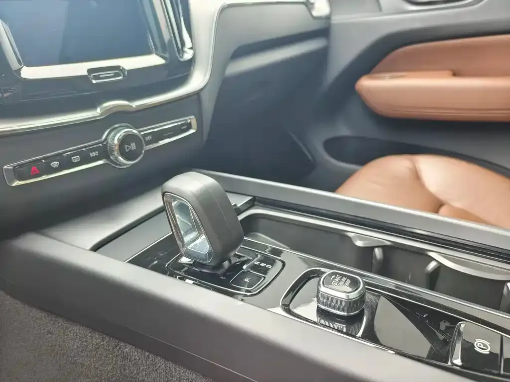 Volvo XC60 — фото 4
