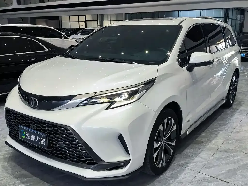 Toyota Granvia — фото 1