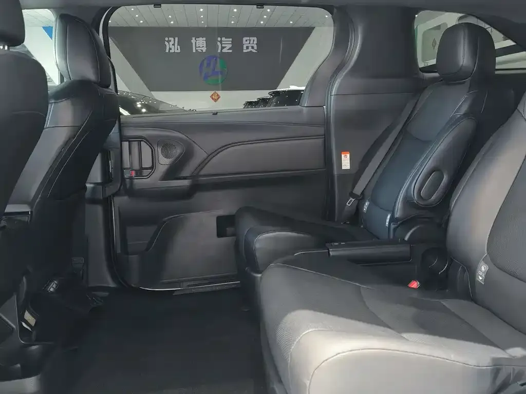 Toyota Granvia — фото 3