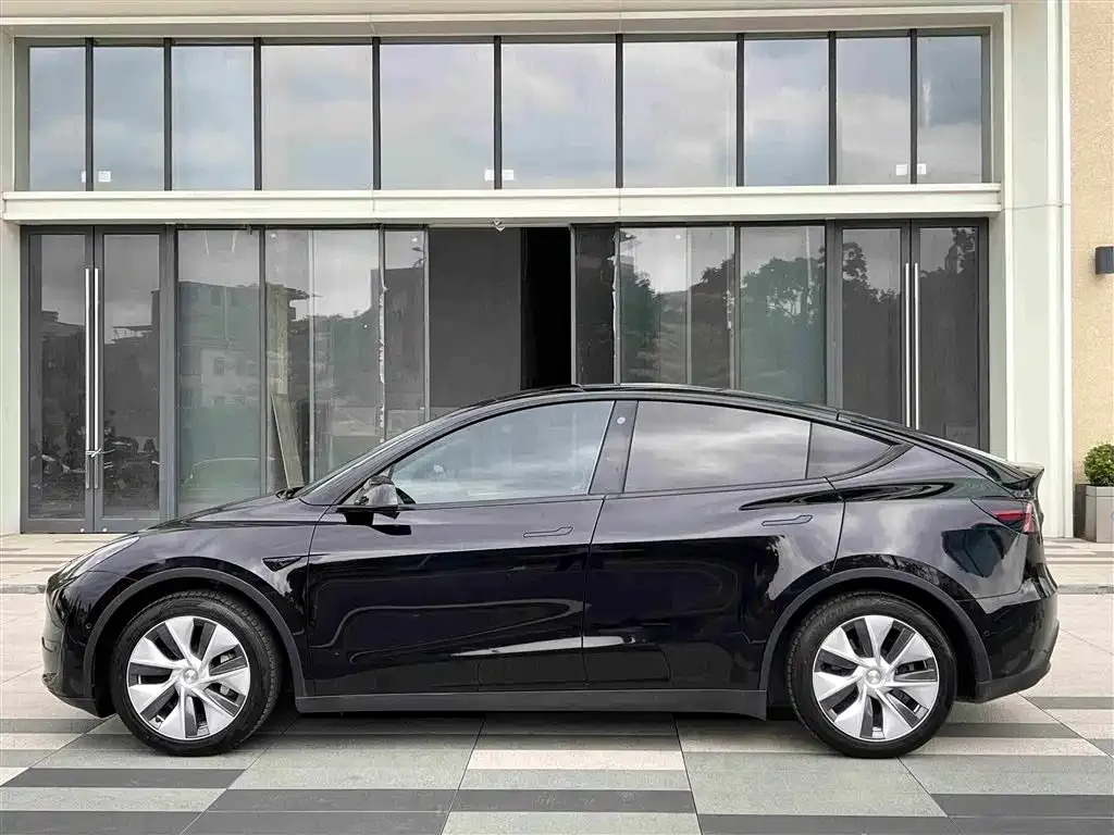 Tesla Model Y — фото 6