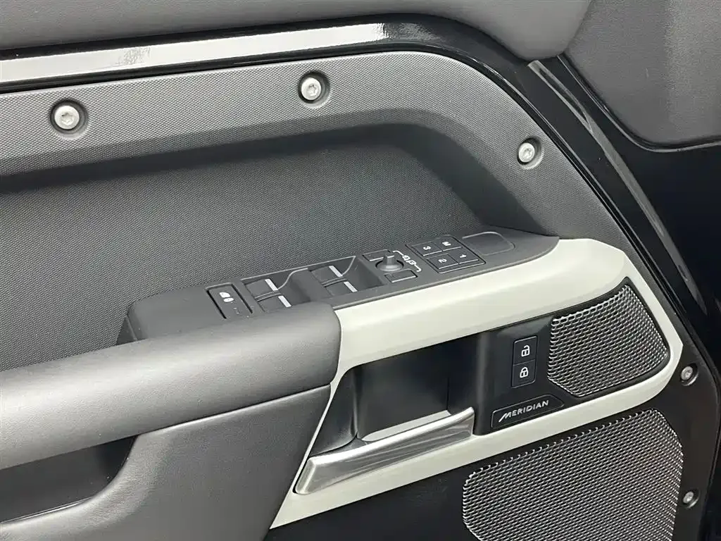 Land Rover Defender — фото 10