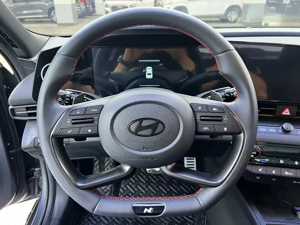 Hyundai Elantra — фото 3