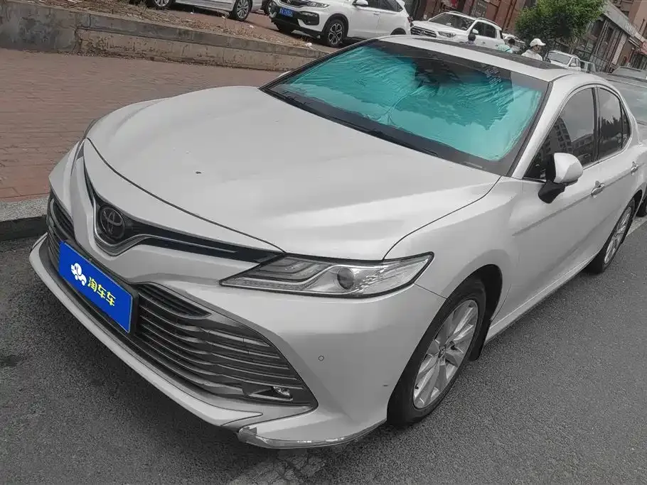 Toyota Camry — фото 1