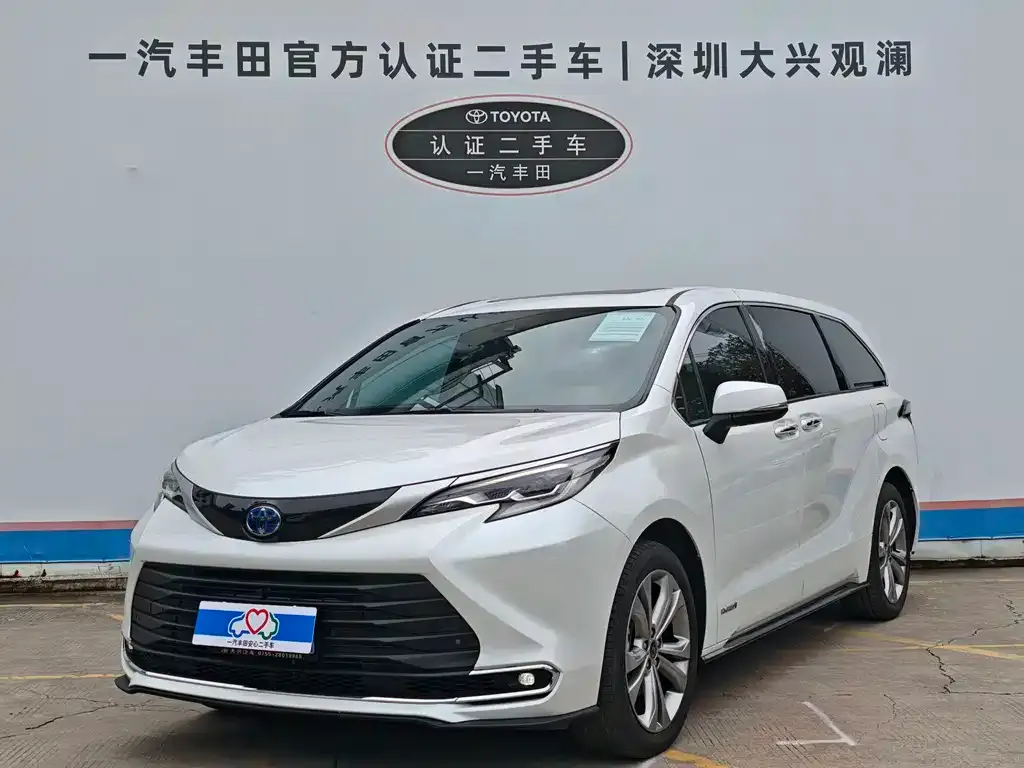 Toyota Sienna — фото 1