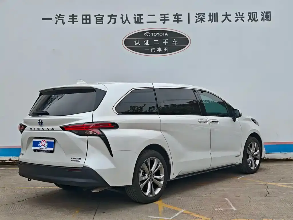 Toyota Sienna — фото 10