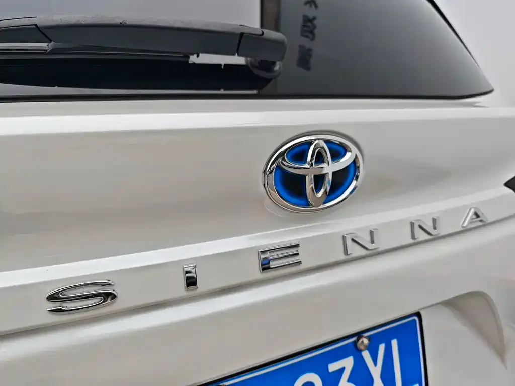 Toyota Sienna — фото 2