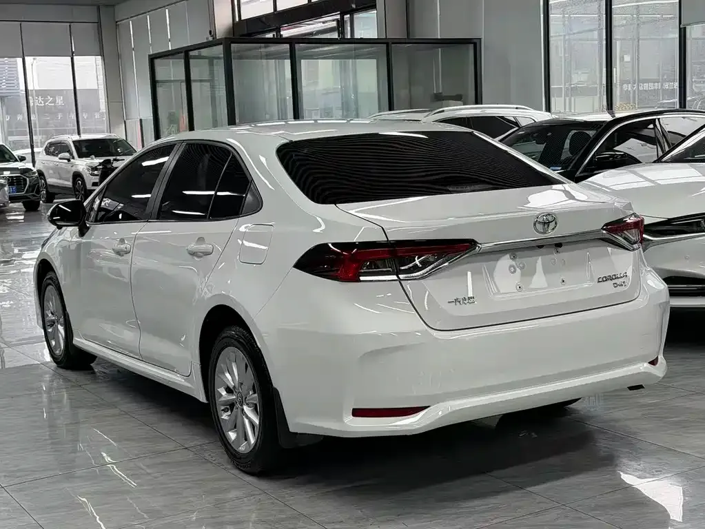 Toyota Corolla — фото 5